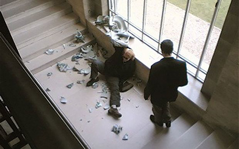 Momento en el que un turista tropezaba y destruía varios jarrones en el museo Fitzwilliam, en 2016